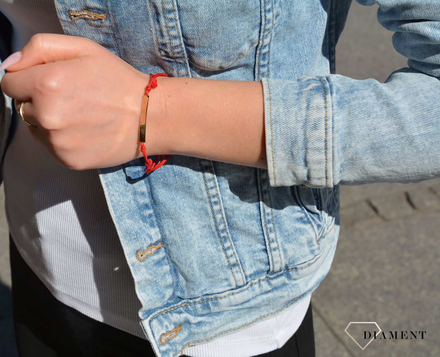 Bransoletka na modnym, czerwonym sznureczku z elementem ozdobnym w kształcie prostej blaszki. Bransoletka z możliwością graweru. Idealny pomysł na prezent.  (1).jpg